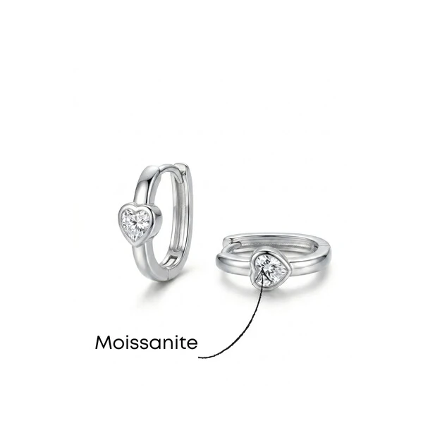 Argola Retangular com Coração de Moissanite | Prata 925 com Ródio | 0,4 cm × 0,4 cm | 0,6 ct total