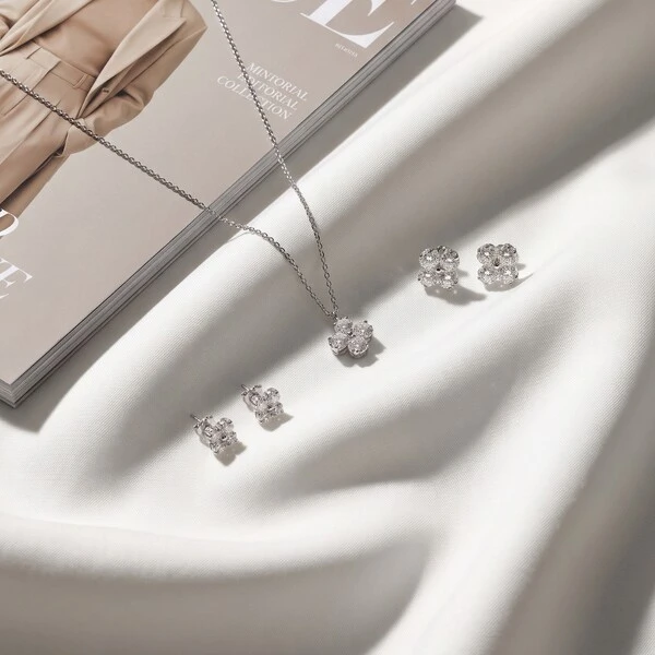 Brinco Trevo com Moissanites | Prata 925 com Ródio | 0,3 cm × 0,3 cm | 0.4 ct