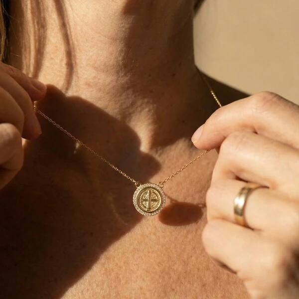 Colar Escapulário Medalha de São Bento Moissanite Prata com Banho de Ouro 18 K