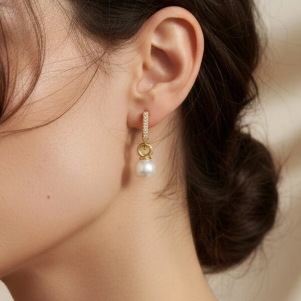 Argola Retangular 2 em 1 Zircônias e Pérola Shell Banho de Ouro 18 K