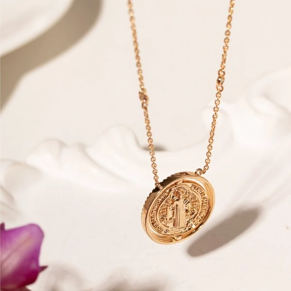 Colar Medalha Giratória São Bento com Zircônias | Liga Metálica Banho Ouro 18k | 50 cm