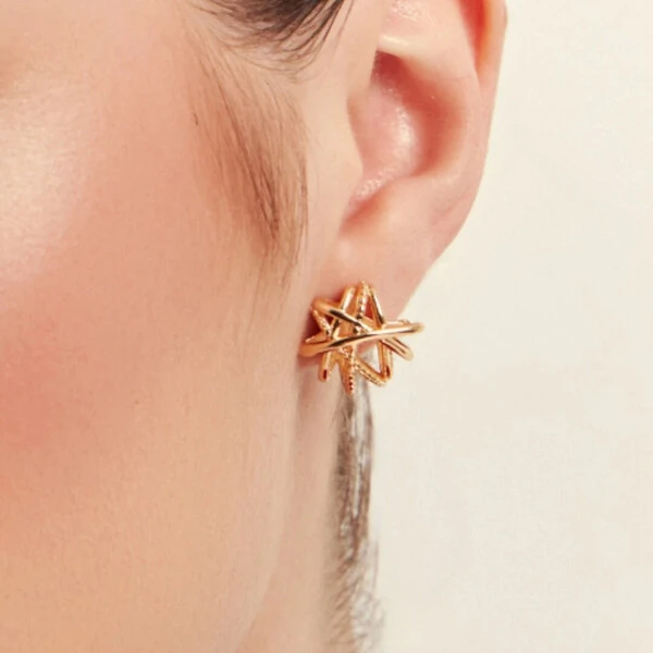 Brinco Estrela Trançada Brisa Banho de Ouro 18 K