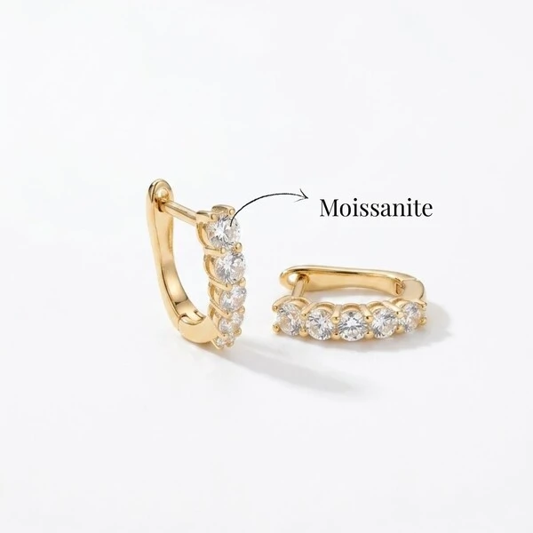 Argola Oval com Moissanites | Prata 925 com Banho Ouro 18k | 1,5 cm × 1,1 cm