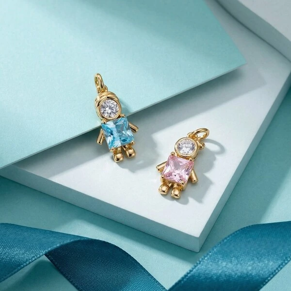 Pingente Menina Zircônia Rosa e Branca | Banho de Ouro 18k | 18x12mm