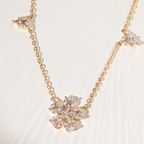 Colar Flor de Zircônias Banho de Ouro 18K