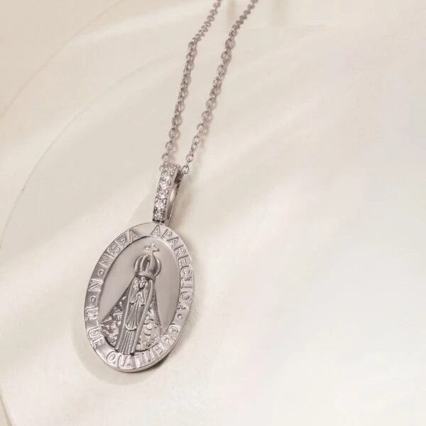 Colar Oval Nossa Senhora Aparecida Liso Moissanite na Argola Corrente Regulável Prata com Banho de R