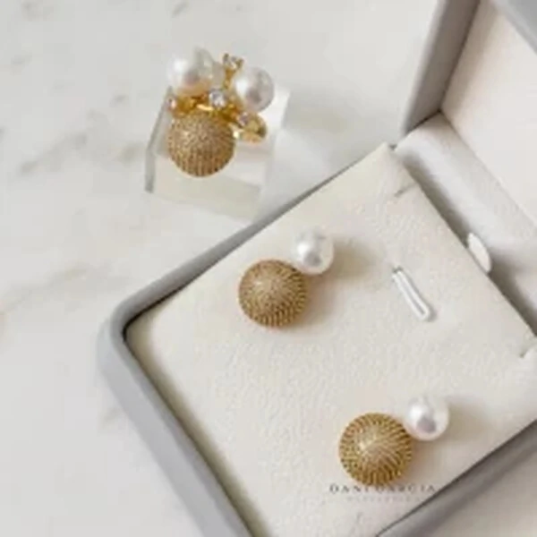 Anel Esfera Cravejada Pérola Shell Banho de Ouro 18 K