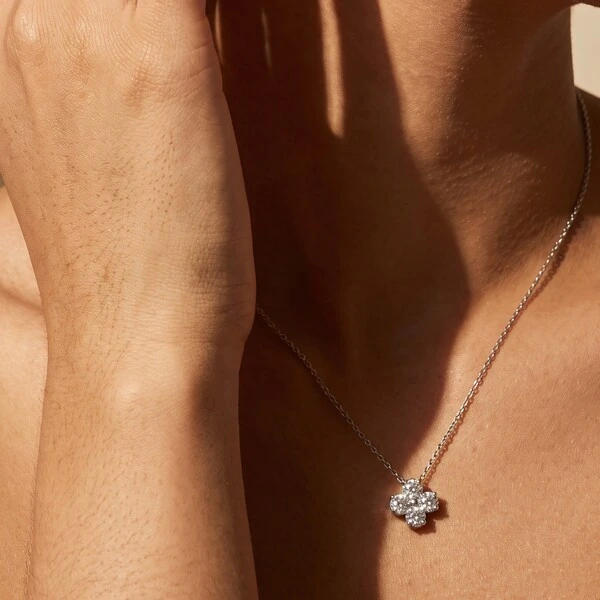 Colar Pingente Trevo com Moissanites | Prata 925 com Ródio | 0,4 cm | 1,2 ct | 40–45 cm