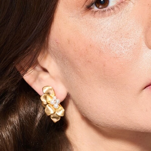 Brinco Flor Pérola Acetinado Banho de Ouro 18 K