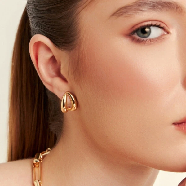 Brinco Curvo Brisa Banho de Ouro 18 K