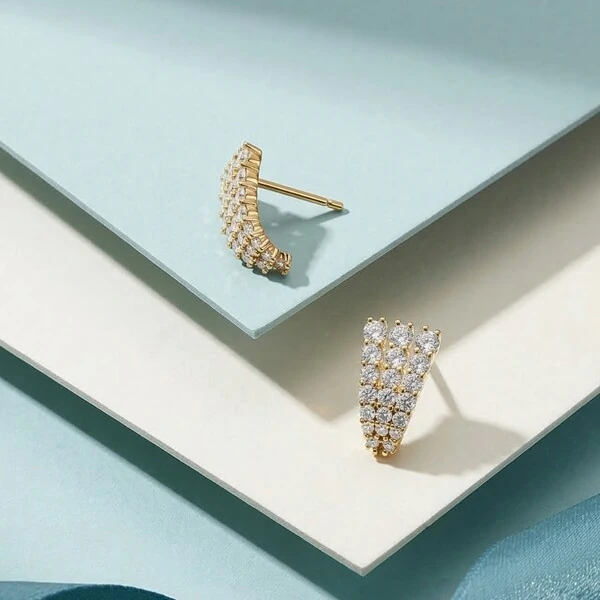 Brinco Curvo Três Fileiras Zircônias Banho de Ouro 18 K