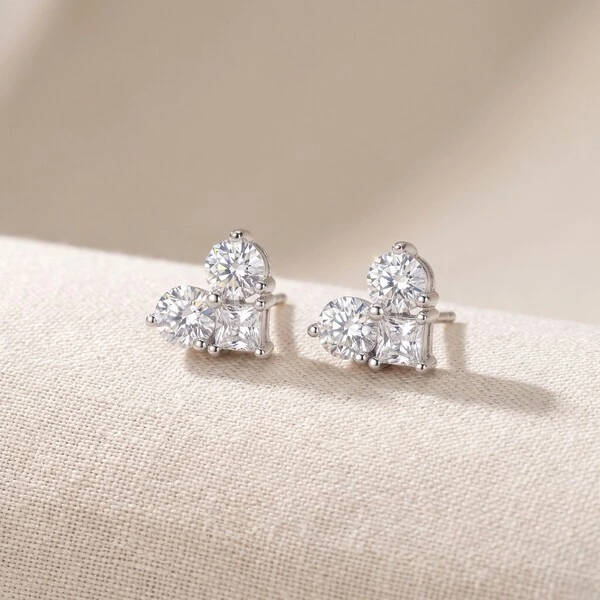 Brinco Coração com Trio de Moissanites | Prata 925 com Ródio | 1 cm × 0,9 cm