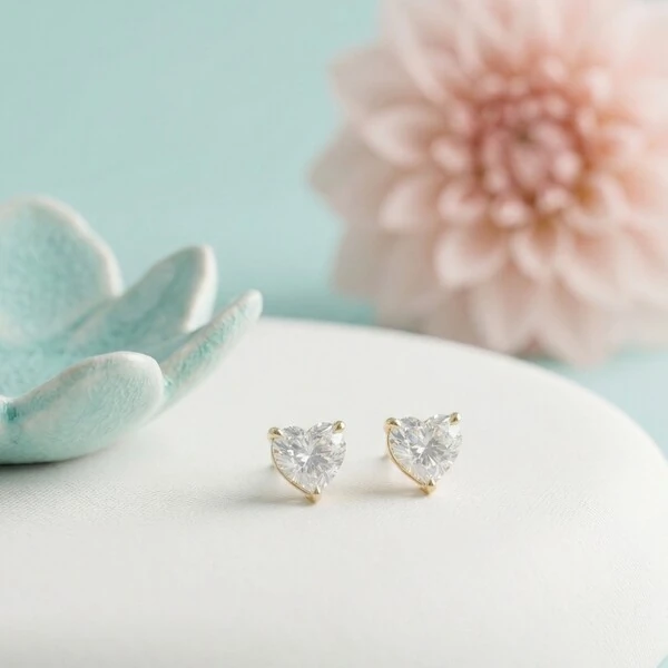 Brinco Coraçao Moissanite Ice Cut Prata 8 MM com Banho de Ouro 18 K