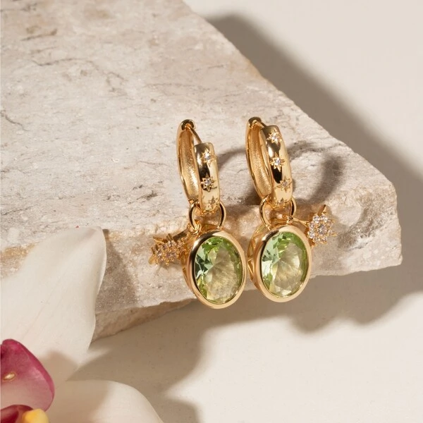 Argola com Charm Cristal Berilo Oval e Zircônias | Liga Metálica Banho Ouro 18k