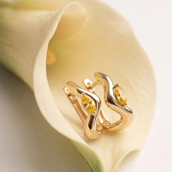 Argola Curva com Cristal Navete Amarelo | Liga Metálica Banho Ouro 18k | 1,9 cm × 2,2 cm