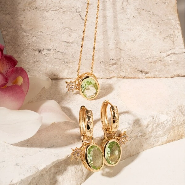 Argola com Charm Cristal Berilo Oval e Zircônias | Liga Metálica Banho Ouro 18k