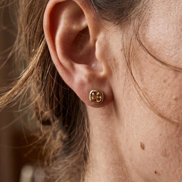 Brinco Quadrado Zircônia Champanhe | Banho de Ouro 18k | 7mm