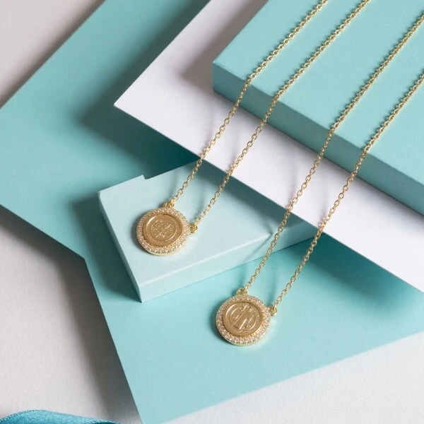 Colar Escapulário Medalha de São Bento Moissanite Prata com Banho de Ouro 18 K