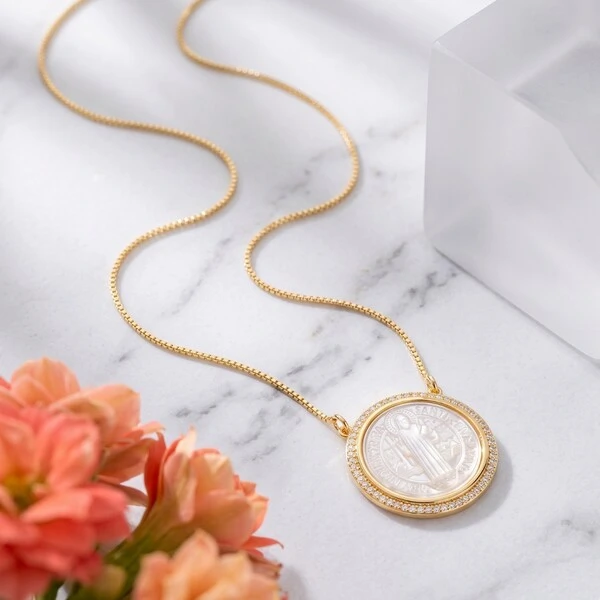 Colar Medalha São Bento em Madrepérola com Zircônias | Liga Metálica Banho Ouro 18k | 45 cm + Extens