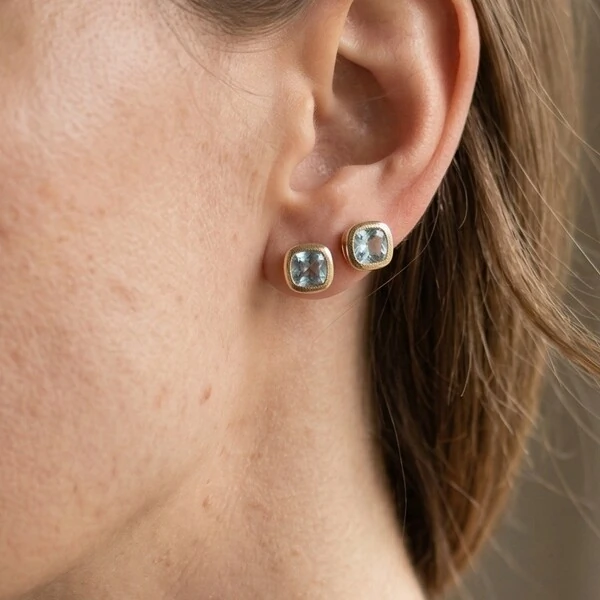 Brinco Quadrado Cristal Azul Claro | Banho de Ouro 18k | 7mm