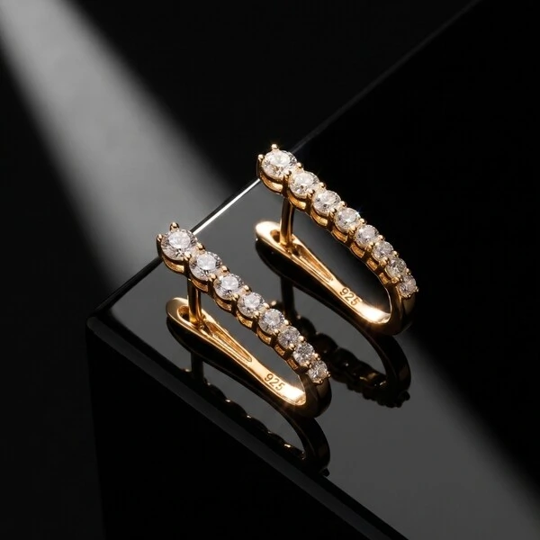 Argola Oval G com Moissanites | Prata 925 com Banho Ouro 18k | 2 cm × 1,3 cm