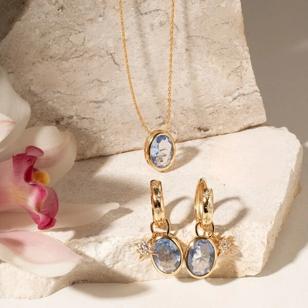 Argola com Charm Cristal London Blue Oval e Zircônias | Liga Metálica Banho Ouro 18k