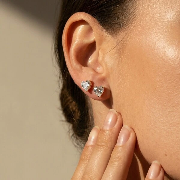 Brinco Coraçao Moissanite Ice Cut Prata 8 MM com Banho de Ouro 18 K