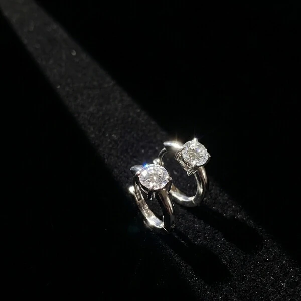 Argola Solitária com Moissanite Redonda | Prata 925 com Ródio | 1,5 cm | Moissanite 0,5 cm