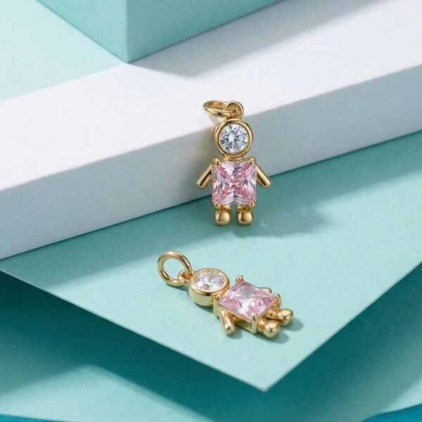 Pingente Menina Zircônia Rosa e Branca | Banho de Ouro 18k | 18x12mm