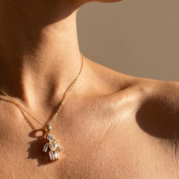 Pingente Menino Zircônia Baguete | Banho de Ouro 18k | 2,1x1,1cm