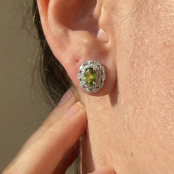 Brinco Oval Peridoto Isa Prata 925