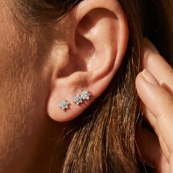 Copiar Brinco Mini Flor Moissanite | Prata 925 com Ródio Branco | Certificado GRA | 5mm
