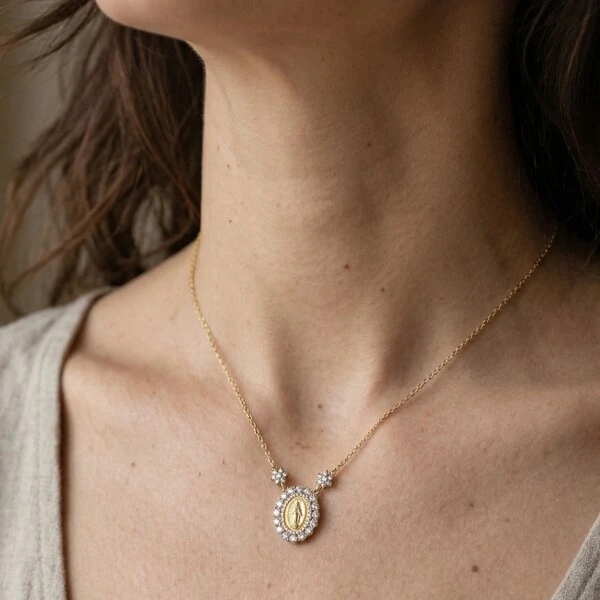 Colar Mini Nossa Senhora das Graças Moissanite | Prata com Banho de Ouro 18k | Corrente Regulável 40