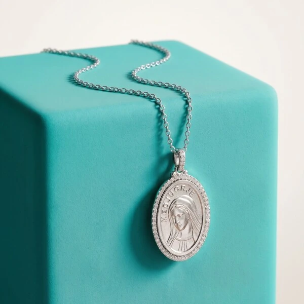 Colar Medalha Nossa Senhora Rainha da Paz com Moissanites | Prata 925 com Ródio | 3 cm × 2 cm | 42–4