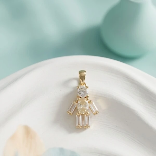 Pingente Menino Zircônia Baguete | Banho de Ouro 18k | 2,1x1,1cm