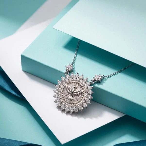 Colar Divino Espírito Santo Moissanite | Prata 925 com Ródio Branco | Certificado GRA | Pingente 2cm