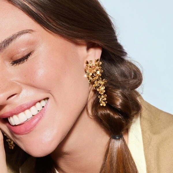 Brinco Pêndulo Flores Acetinado Coleção Duna | Banho de Ouro 18k | 6x2,5cm