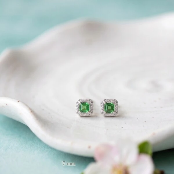 Brinco Quadrado Zircônia Esmeralda com Halo | Prata 925 com Ródio Branco | 7mm