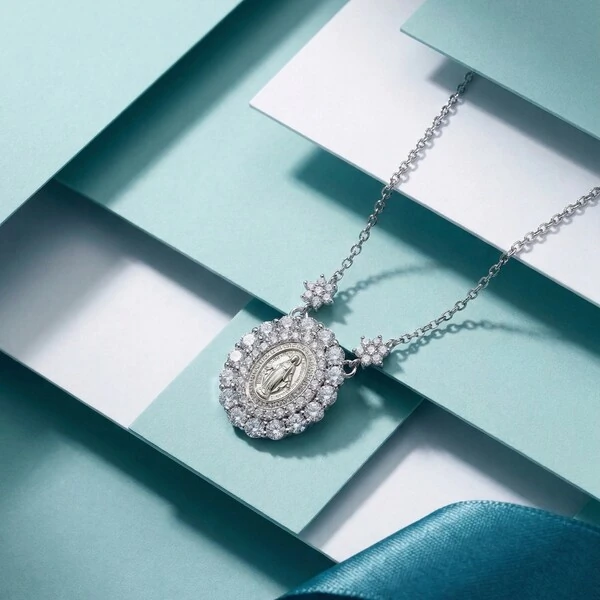 Colar Mini Nossa Senhora das Graças Moissanite | Prata 925 | Corrente Regulável 40–50cm