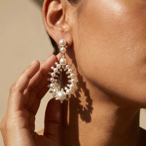 Brinco Pêndulo Gota Pérolas e Zircônias Banho de Ouro 18 K