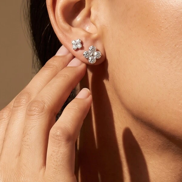 Brinco Trevo com Moissanites | Prata 925 com Ródio | 0,3 cm × 0,3 cm | 0.4 ct