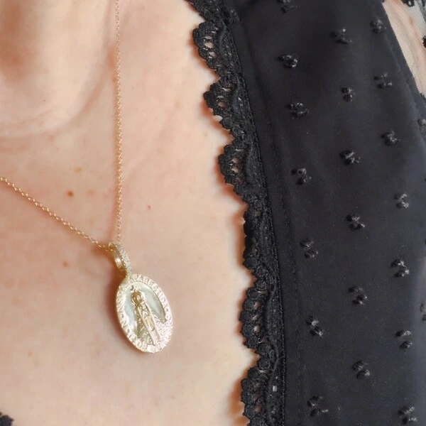 Colar Oval Nossa Senhora Aparecida Liso Moissanite na Argola Corrente Regulável Prata com Banho de O