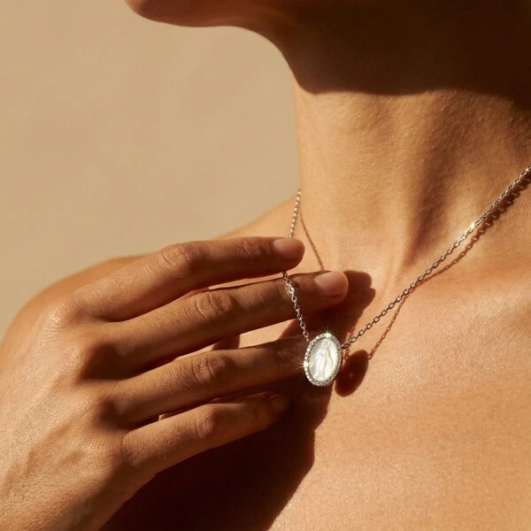 Colar Mini Nossa Senhora das Graças Madrepérola e Zircônias | Prata 925 com Ródio Branco | Pingente 