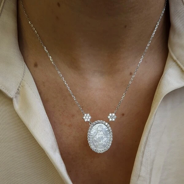 Colar Nossa Senhora das Graças em Madrepérola com Moissanites e Flores na Corrente | Prata 925