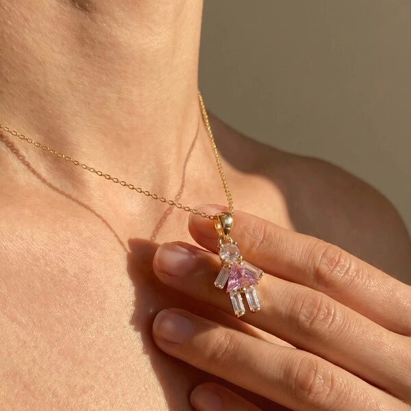 Pingente Menina Zircônia Rosa Baguete | Banho de Ouro 18k | 2,1x1,1cm