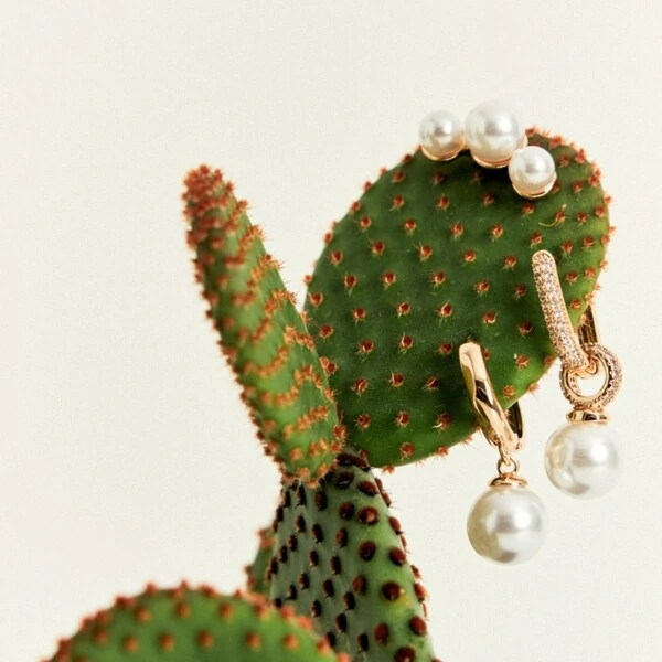 Argola Retangular 2 em 1 Zircônias e Pérola Shell Banho de Ouro 18 K