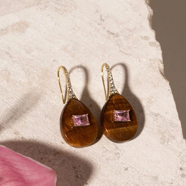 Brinco Gota Olho de Tigre com Zircônia Rosa Retangular | Liga Metálica Banho Ouro 18k