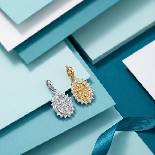 Pingente Medalha Cruz Halo Zircônias | Prata com Banho de Ouro 18k | 1,5x1,1cm | Sem Corrente
