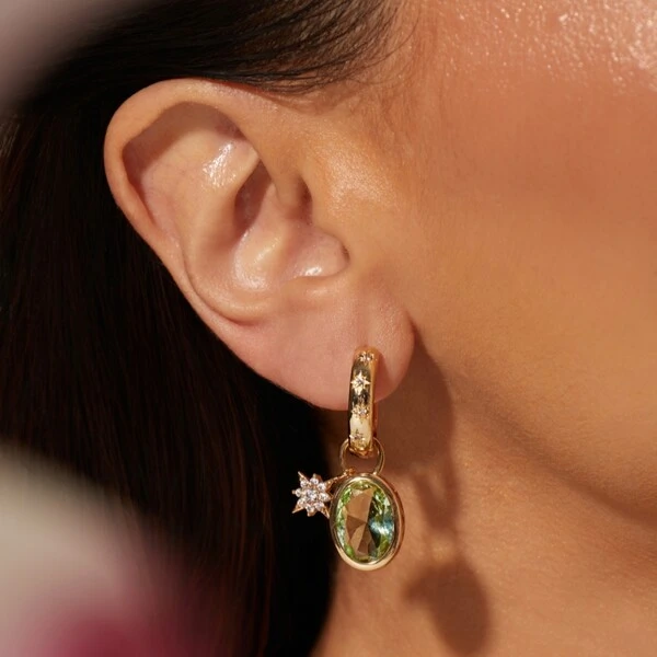 Argola com Charm Cristal Berilo Oval e Zircônias | Liga Metálica Banho Ouro 18k