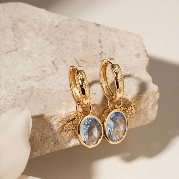 Argola com Charm Cristal London Blue Oval e Zircônias | Liga Metálica Banho Ouro 18k